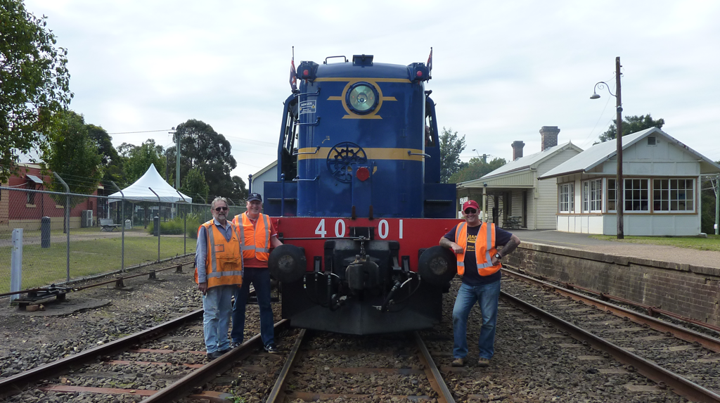 After about 2 Hours of recording sounds from 4001 at Thirlmer we had a rest and photos taken (Left to right) with the driver Ian, Rick (Decoder Wiz) & Jay Blanch owner of ‘Notch 8 Precision Models’ who actually climbed up on top of the loco to setup the sound recording device obtaining fantastic sounds.